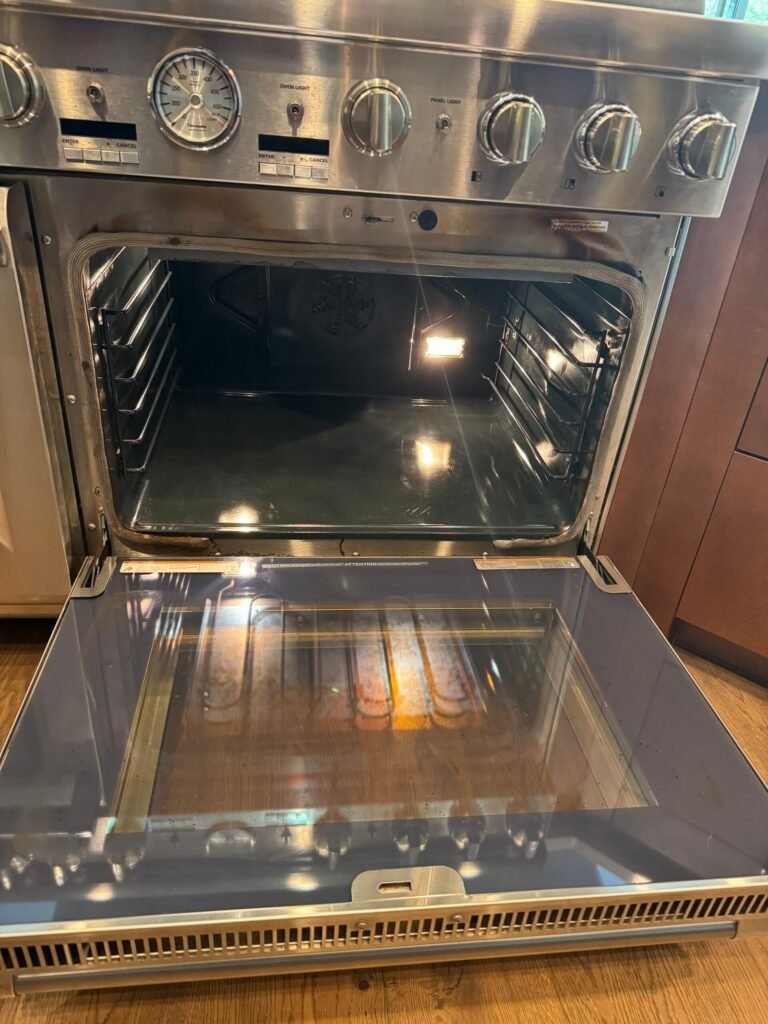 Stainless steel oven, clean inside after a deep cleaning